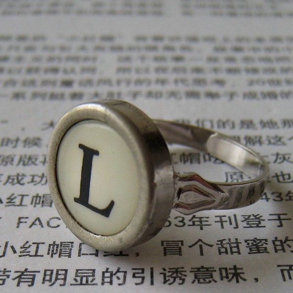Vintage cream/yellow typewriter key ring - L