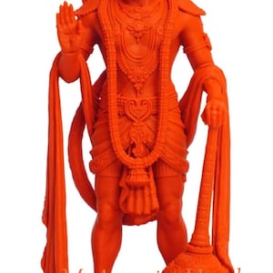 Puede incluir: Una vibrante estatua naranja de Hanuman, una deidad hindú, se alza con una mano en señal de bendición y la otra sosteniendo una maza. La estatua presenta detalles intrincados, incluyendo una corona, joyas y vestiduras fluidas. El texto "MyAmazingHands" es visible.