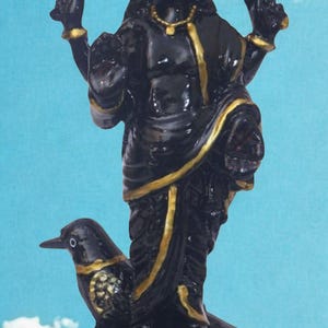 Utsökt Marmorstoft Lord Black Shani Dev Idol – 7,6 tums gudomlig skulptur för hemmets tempel och andlig inredning