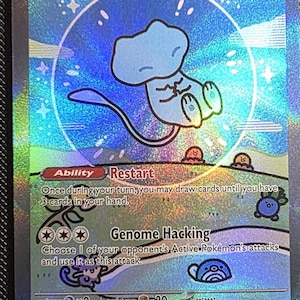 Op de afbeelding: Een holografische Pokémon-verzamelkaart met Mew ex. De kaart heeft een blauw Mew-personage in een cirkelvormig ontwerp met 180 HP. De kaart bevat de vaardigheden "Restart" en "Genome Hacking", en de tekst "Pokémon ex rule".