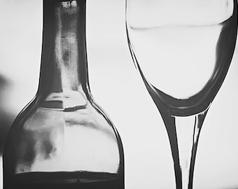 Art de la cuisine: Vin noir et blanc Art abstrait verre à vin et bouteille « in vino veritas » Fine Art Nature morte Photographie imprimer Vin Art Impression