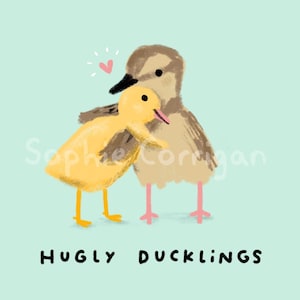Puede incluir: Una tarjeta azul claro con un dibujo de dos patitos abrazándose. Los patitos son amarillos y marrones. El texto "Hugly Ducklings" está escrito en negro en la parte inferior de la tarjeta.