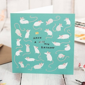 Belle carte d'anniversaire de souris de souris
