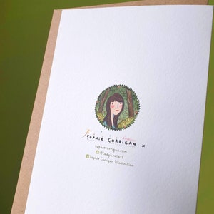 Puede incluir: Una tarjeta blanca con una ilustraci&oacute;n dibujada a mano de una mujer con cabello casta&ntilde;o en un entorno de bosque. El texto "Sophie Corrigan" est&aacute; escrito en cursiva negra. Los textos "sophie corrigan.com", "@ladyasolott" y "Sophie Corrigan Illustration" tambi&eacute;n est&aacute;n escritos en negro.