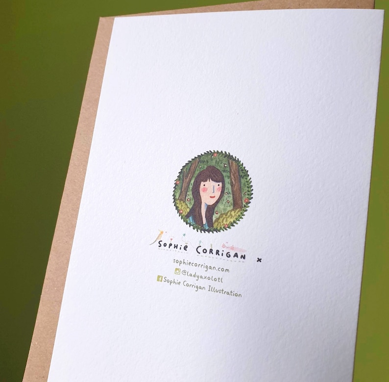 Puede incluir: Una tarjeta blanca con una ilustraci&oacute;n dibujada a mano de una mujer con cabello casta&ntilde;o en un entorno de bosque. El texto "Sophie Corrigan" est&aacute; escrito en cursiva negra. Los textos "sophie corrigan.com", "@ladyasolott" y "Sophie Corrigan Illustration" tambi&eacute;n est&aacute;n escritos en negro.
