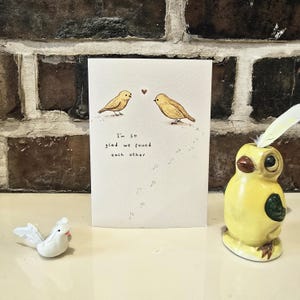 Me alegro mucho de habernos encontrado - Tarjeta de San Valentín con pájaros amarillos: amor, amistad, compromiso