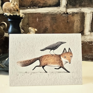 Raposa e Corvo; Piggyback - Cartão de Saudações com Pássaro Corvo Ilustrado e Fofo