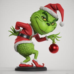 Puede incluir: Una figura de criatura verde y peluda con un traje de Papá Noel rojo con ribete de piel blanca, un cinturón negro con hebilla dorada y zapatos rojos puntiagudos. La figura tiene una expresión traviesa y sostiene un adorno navideño rojo.