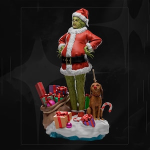 Puede incluir: Un personaje verde con un traje de Papá Noel rojo con ribetes de piel blanca, cinturón negro y gorro a juego. Junto al personaje hay un perro marrón con nariz roja y una cornamenta, rodeado de cajas de regalo coloridas y un bastón de caramelo.