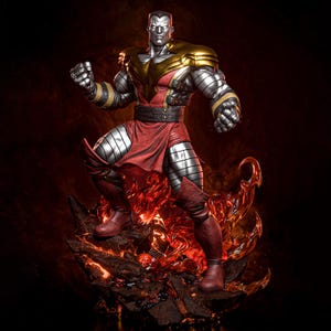 Può includere: Una statua da collezione raffigurante una figura dalla pelle color argento metallizzato e corporatura muscolosa, che indossa una tunica rossa, un'armatura pettorale dorata e stivali rosso scuro. La figura poggia su rocce scure e fiamme arancioni.