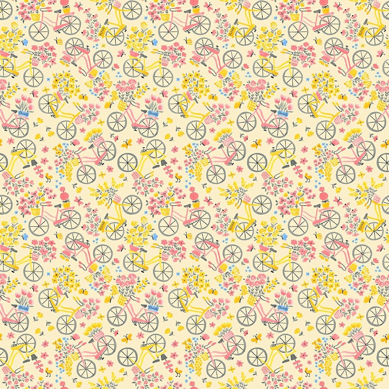 Op de afbeelding: Een naadloos patroon met roze en gele fietsen met manden vol bloemen. De fietsen bevinden zich op een lichtgele achtergrond met kleine roze en gele bloemen.