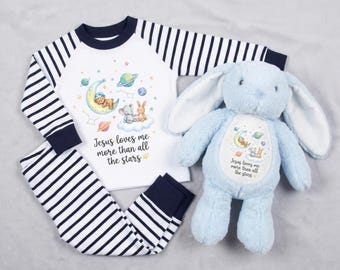 Kristna barnpresenter, Jesus Loves Me Bedtime-kollektion | Personliga kristna pyjamasar, nallebjörnar, kudde och barnrumstryck | Faith Kids-presenter