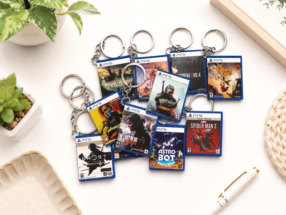 Mini PS5 Game Case Keychain Set – Waterproof Glossy Vinyl Sticker – Handmade Gaming Keyring – Gamer Gift – PlayStation Inspired Accessories