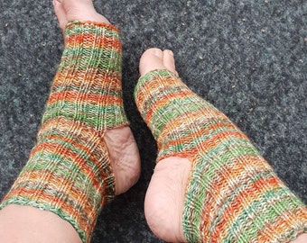 Handgestrickte Yoga Socken aus Wolle: Mehrfarbiger Griff, Offene Ferse & Spitze