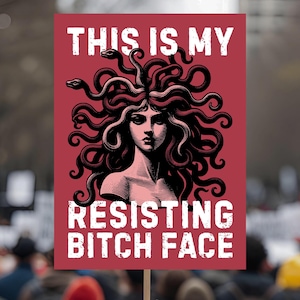 Könnte beinhalten: Ein rotes Schild mit den weißen Worten "THIS IS MY RESISTING BITCH FACE", das eine Schwarz-Weiß-Illustration von Medusa zeigt. Das Schild wird in einer Menschenmenge hochgehalten.