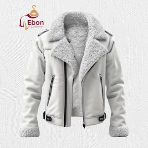 Pode incluir: Casaco branco de couro sintético com gola e forro de pele de carneiro. O casaco apresenta um zíper diagonal, zíperes pretos nas mangas e uma fivela na cintura. Artigo de vestuário de inverno.