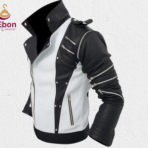 Peut inclure: Veste en cuir noir et blanc avec un col montant et plusieurs fermetures &eacute;clair argent&eacute;es. La veste pr&eacute;sente un panneau avant blanc et des manches noires avec des d&eacute;tails zipp&eacute;s. Elle comprend des boutons-pression argent&eacute;s et un ourlet noir.