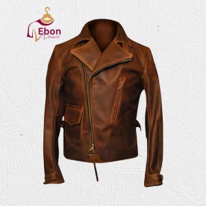 Pode incluir: Casaco de couro castanho com fecho de correr assimétrico, gola entalhada e vários bolsos. O casaco tem um aspeto vintage e desgastado, com um bolso com fecho no peito e um bolso pequeno na frente.