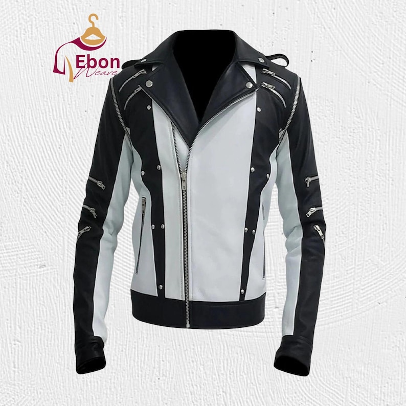 Peut inclure: Veste en cuir noir et blanc de style motard. Elle pr&eacute;sente un col crant&eacute;, plusieurs fermetures &eacute;clair argent&eacute;es et une fermeture &eacute;clair centrale. Les manches et les &eacute;paules sont noires, le devant est blanc.