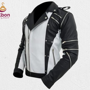 Peut inclure: Veste en cuir noir et blanc avec plusieurs fermetures &eacute;clair argent&eacute;es et des d&eacute;tails &agrave; boutons-pression. La veste pr&eacute;sente un design asym&eacute;trique classique avec un col crant&eacute; et un panneau blanc vertical. Les manches ont plusieurs fermetures &eacute;clair.