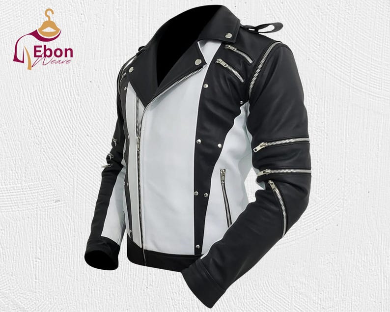 Peut inclure: Veste en cuir noir et blanc avec plusieurs fermetures &eacute;clair argent&eacute;es et des d&eacute;tails &agrave; boutons-pression. La veste pr&eacute;sente un design asym&eacute;trique classique avec un col crant&eacute; et un panneau blanc vertical. Les manches ont plusieurs fermetures &eacute;clair.