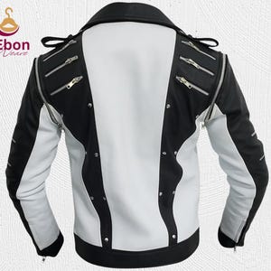 Peut inclure: Veste en cuir noire et blanche. Le dos et le devant sont blancs, tandis que les manches et les d&eacute;tails sont noirs. La veste est orn&eacute;e de fermetures &eacute;clair et de clous argent&eacute;s, pour un style motard classique.