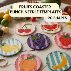 Op de afbeelding: Een collectie ronde punch needle onderzetters met fruitontwerpen zoals kersen, watermeloen, druiven, aardbei, citroen, perzik en banaan. De tekst FRUITS COASTER PUNCH NEEDLE TEMPLATES 20 SHAPES staat weergegeven over de onderzetters en het garen.