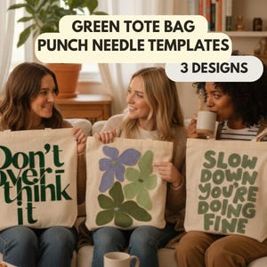 Op de afbeelding: Drie vrouwen houden crèmekleurige draagtassen met groene en blauwe ontwerpen vast. De tassen hebben teksten met de tekst "Don't overthink it" en "Slow down you're doing fine", en bloemmotieven. De afbeelding bevat ook de tekst "Green Tote Bag Punch Needle Templates 3 Designs."