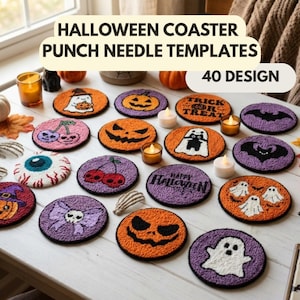 Puede incluir: Una colección de posavasos redondos de punch needle con diseños de Halloween que incluyen calabazas, fantasmas, murciélagos, calaveras y el texto Trick or Treat y Happy Halloween. El set incluye 40 diseños para descarga digital en una mesa.