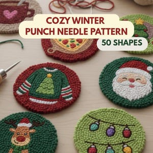 Op de afbeelding: Handgemaakte punch needle onderzetters met winterthema's, waaronder een kersttrui, de kerstman, een rendier, een kerstboom en een kop koffie. De tekst "COZY WINTER PUNCH NEEDLE PATTERN" is te zien. De onderzetters zijn rond.