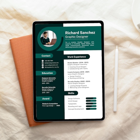 Green and White Graphic Designer Resume Template