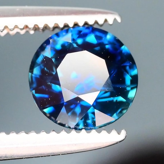Petit Saphir Bleu Naturel De Madagascar 5.7x3.7 Mm - Traité Chauffage, 0.43 Ct