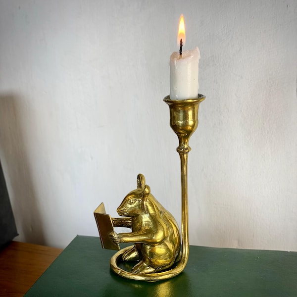 Candelabro de latón con forma de ratón leyendo: decoración artesanal inspirada en los libros, un caprichoso soporte cónico, un regalo único para los amantes de los libros.