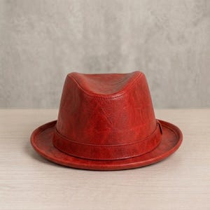 Peut inclure: Ensemble de trois mugs en céramique avec une finition mate et mouchetée. Les mugs sont de couleur crème, gris clair et gris foncé. Chaque mug présente un design simple et minimaliste.