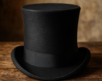 Puede incluir: Un sombrero de copa negro clásico con una cinta de grogrén, sobre una superficie de madera. El sombrero destaca por su forma cilíndrica y ala ancha. Ideal para eventos formales, evoca elegancia atemporal.