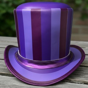 Lila Läder Steampunk Hög Hatt – Viktoriansk Gotisk Randig Statementhatt för Cosplay och Högtidskläder