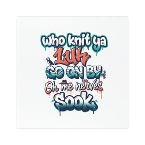 Puede incluir: Impresión cuadrada blanca con texto estilo grafiti en verde azulado, naranja y azul. El texto dice: "Who knit ya 1uth, Go on by, Oh me nerves Sook." Incluye un pequeño pájaro y otros elementos gráficos.