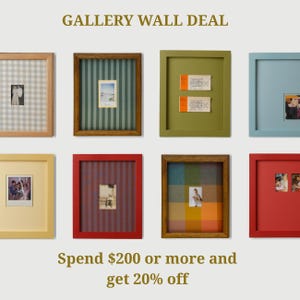 Op de afbeelding: Een galerijwanddeal met acht ingelijste foto's. De lijsten zijn in verschillende kleuren, waaronder groen, rood en geel, met verschillende patronen op de achtergrond. De tekst "GALLERY WALL DEAL" staat bovenaan. De tekst "Besteed $200 of meer en krijg 20% korting" staat onderaan.