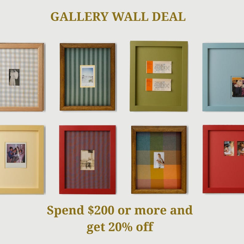 Op de afbeelding: Een galerijwanddeal met acht ingelijste foto's. De lijsten zijn in verschillende kleuren, waaronder groen, rood en geel, met verschillende patronen op de achtergrond. De tekst "GALLERY WALL DEAL" staat bovenaan. De tekst "Besteed $200 of meer en krijg 20% korting" staat onderaan.