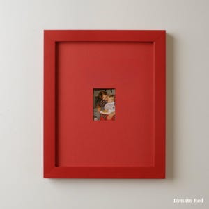 Op de afbeelding: Een rustiek houten bord met de tekst "Welcome to our home" in witte letters. Het bord heeft een verweerde afwerking en een eenvoudig, uitnodigend ontwerp, ideaal voor entree decoratie.