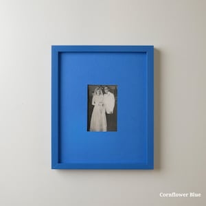 Pode incluir: Um conjunto de tr&ecirc;s canecas de cer&acirc;mica com acabamento fosco e salpicado. Cada caneca apresenta uma cor diferente: azul claro, creme e cinza. As canecas t&ecirc;m um design simples e moderno e uma al&ccedil;a confort&aacute;vel.