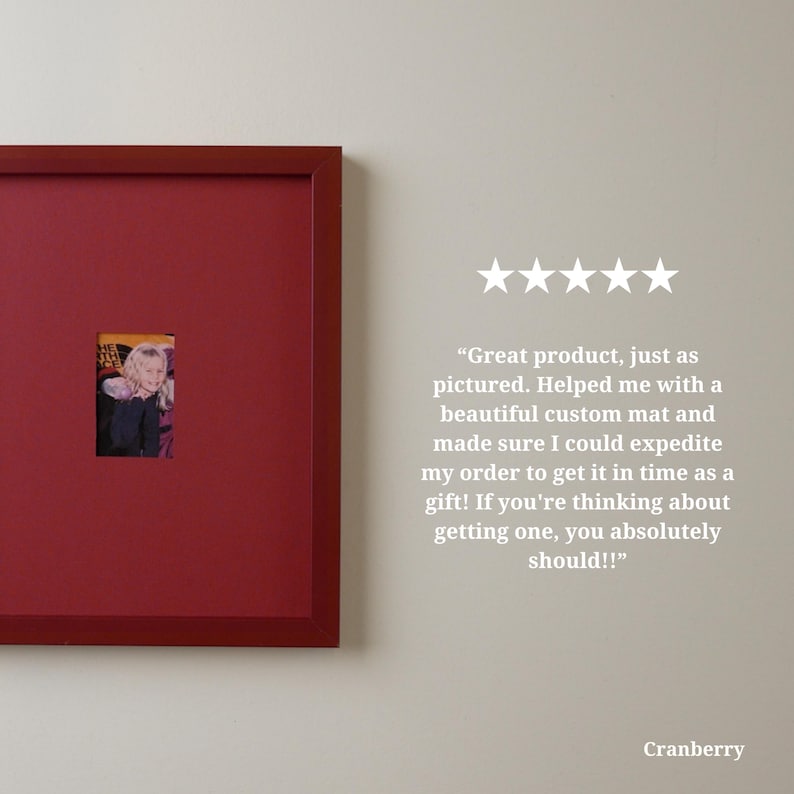 Pode incluir: Uma moldura de cor cranberry com uma pequena fotografia. A moldura tem uma apar&ecirc;ncia escura semelhante &agrave; madeira. O texto na parede diz: "Great product... If you're thinking about getting one, you absolutely should!!"