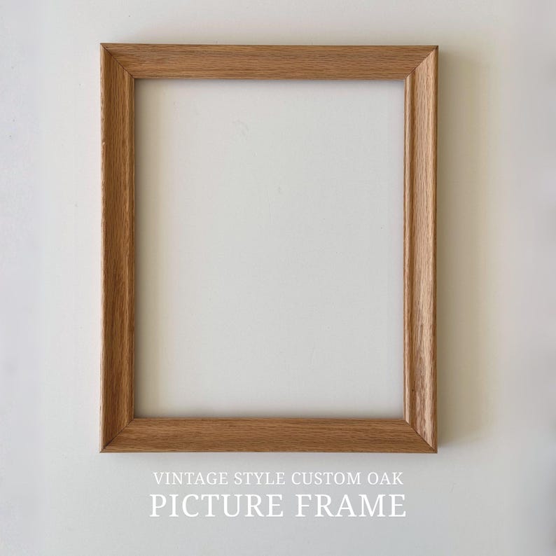 Puede incluir: Un marco de fotos rectangular de roble marr&oacute;n claro. El marco tiene un dise&ntilde;o cl&aacute;sico con una textura de veta de madera visible. El texto "VINTAGE STYLE CUSTOM OAK PICTURE FRAME" est&aacute; impreso en la parte inferior de la imagen.