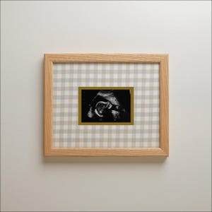 Puede incluir: Un letrero de madera hecho a mano con la palabra "Welcome" en una fuente juguetona. El letrero está pintado de blanco con un acabado envejecido y presenta un pequeño corazón decorativo. Mide aproximadamente 30 cm de ancho.