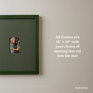 Pode incluir: Uma moldura verde feto com uma pequena fotografia. A moldura tem 40,6 x 50,8 cm com uma abertura personalizada. O texto &agrave; direita diz: "Todas as molduras t&ecirc;m 16" x 20" com o tamanho de abertura &agrave; sua escolha cortado no passe-partout."