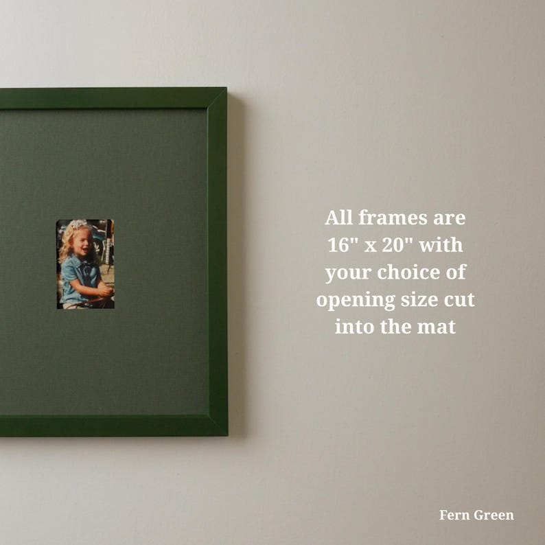 Pode incluir: Uma moldura verde feto com uma pequena fotografia. A moldura tem 40,6 x 50,8 cm com uma abertura personalizada. O texto &agrave; direita diz: "Todas as molduras t&ecirc;m 16" x 20" com o tamanho de abertura &agrave; sua escolha cortado no passe-partout."