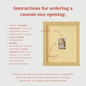 Op de afbeelding: Een ingelijste foto met instructies voor het bestellen van een opening op maat. De tekst bevat stappen voor het selecteren van een aangepaste opening, het invoeren van afmetingen en het snijden van de passe-partout. Een kleine foto is zichtbaar.
