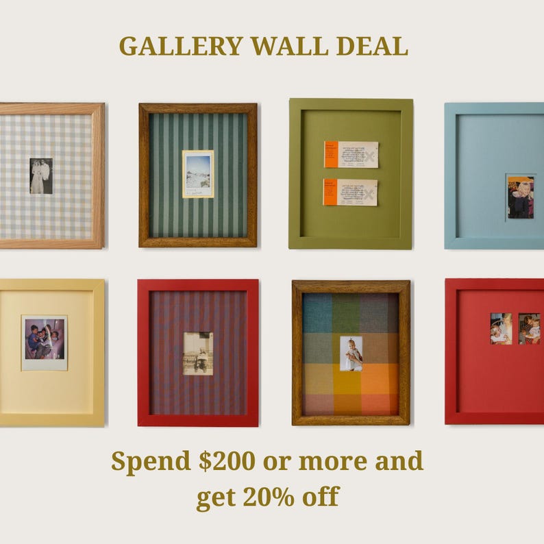 Puede incluir: Una colecci&oacute;n de obras de arte enmarcadas en varios colores y patrones. Los marcos son cuadrados y rectangulares, con diferentes dise&ntilde;os de paspart&uacute; y fondo. Se muestra el texto "GALLERY WALL DEAL" y "Spend $200 or more and get 20% off".
