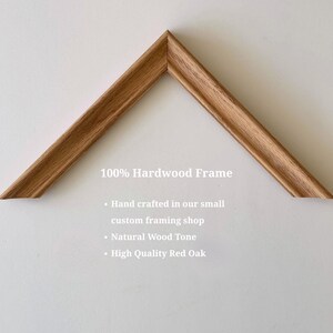 Puede incluir: Una secci&oacute;n de esquina de un marco de madera natural. El texto "100% Hardwood Frame" es visible, junto con detalles sobre la artesan&iacute;a y los materiales, incluido "High Quality Red Oak." El marco es de madera natural.