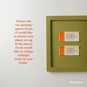 Op de afbeelding: Een witte keramische mok met een zwart handvat en de tekst "But First, Coffee" in een vetgedrukte, zwarte letter. De mok staat tegen een vage achtergrond, wat een gezellige setting suggereert.